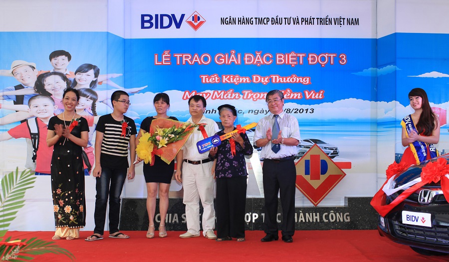 Ông Trần Xuân Hoàng – Phó Tổng Giám đốc BIDV, đã trao Giải đặc biệt là 01 xe ôtô Honda Civic trị giá 756 triệu đồng cho khách hàng may mắn. Nguồn: bidv.com.vn